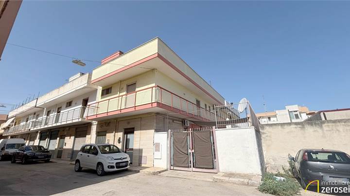 AMPIA SOLUZIONE INDIPENDENTE CON LOCALE DEPOSITO E TERRAZZO